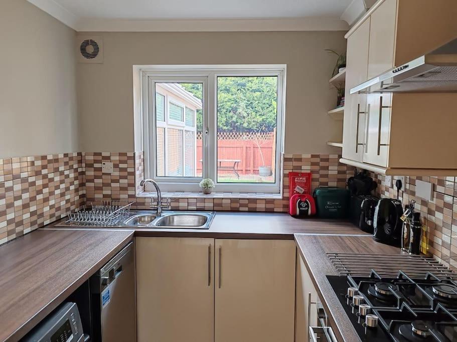 Modern Living In Hull Villa Кингстън ъпон Хъл Екстериор снимка