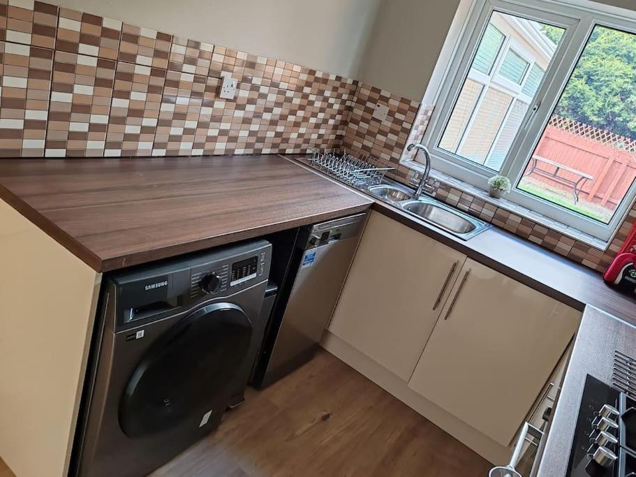 Modern Living In Hull Villa Кингстън ъпон Хъл Екстериор снимка